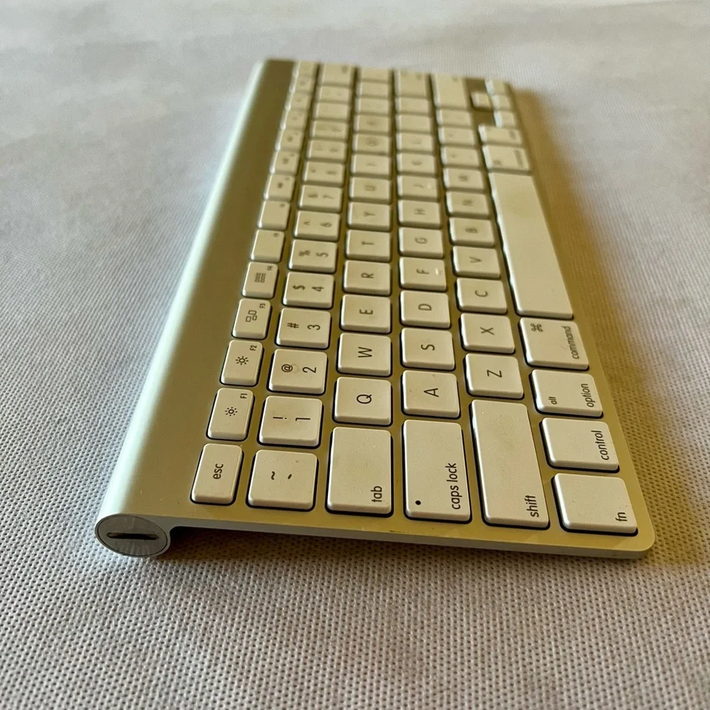 Apple Mac Wireless Bluetooth Keyboard with box model A1314